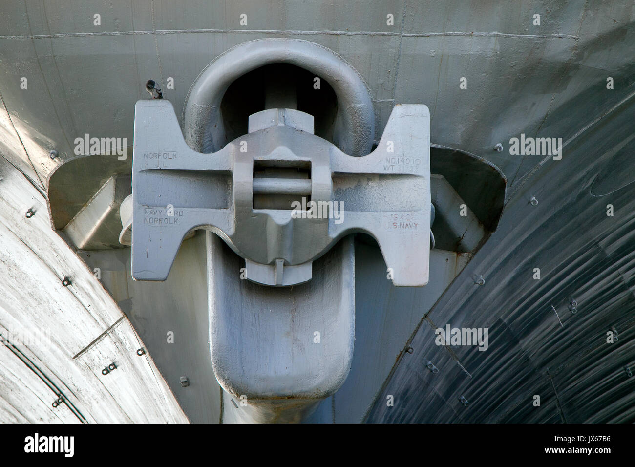 Detailansicht der vorderen Anker des Zweiten Weltkrieges US-Flugzeugträger Intrepid, die an einem der Hudson River piers angedockt ist. Stockfoto