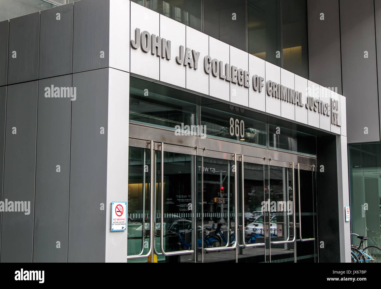 Eingang zu John Jay College der Strafjustiz auf der West Side von Manhattan entfernt. Stockfoto