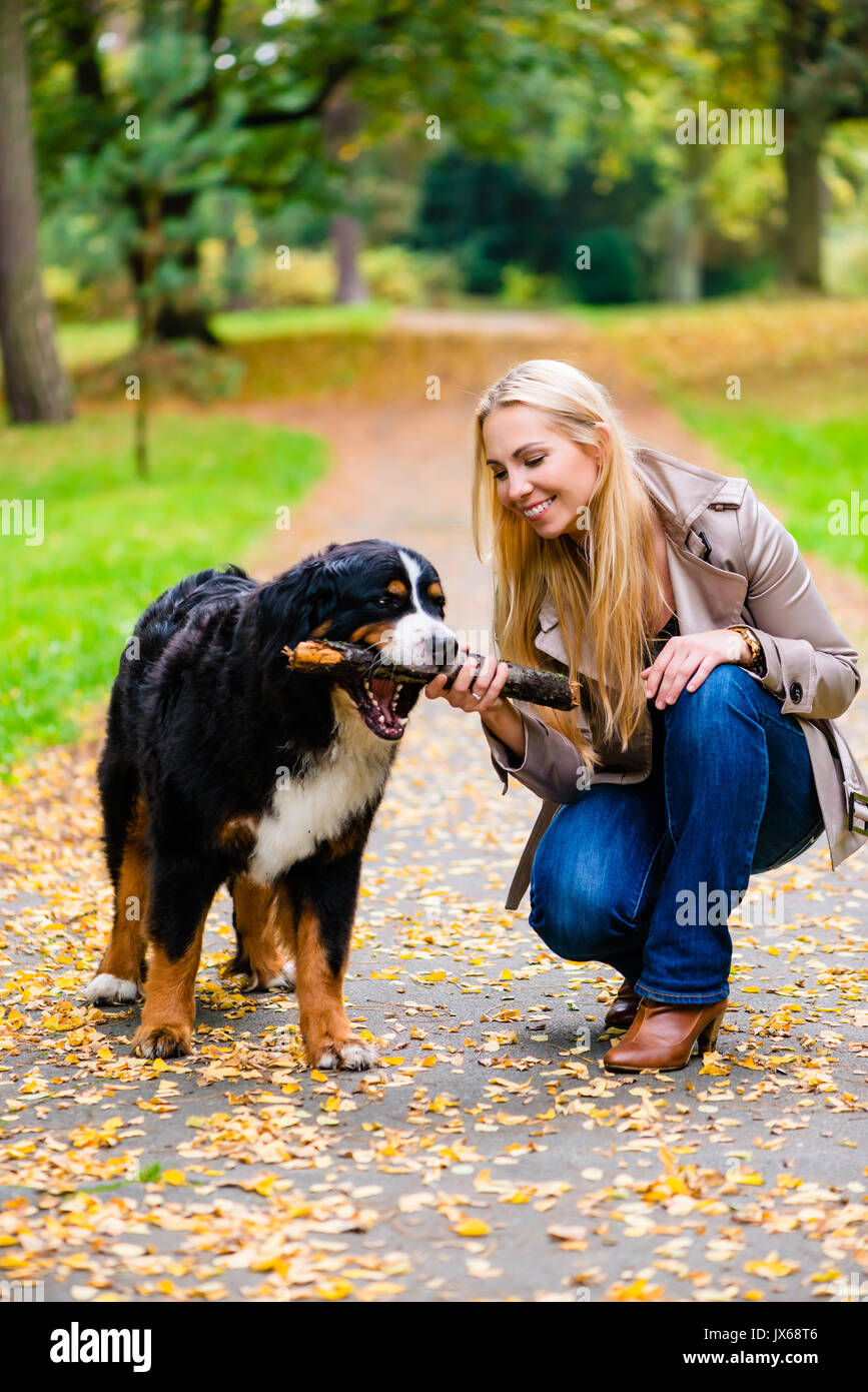 Frau und Hund an Abrufen stick Spiel Stockfoto