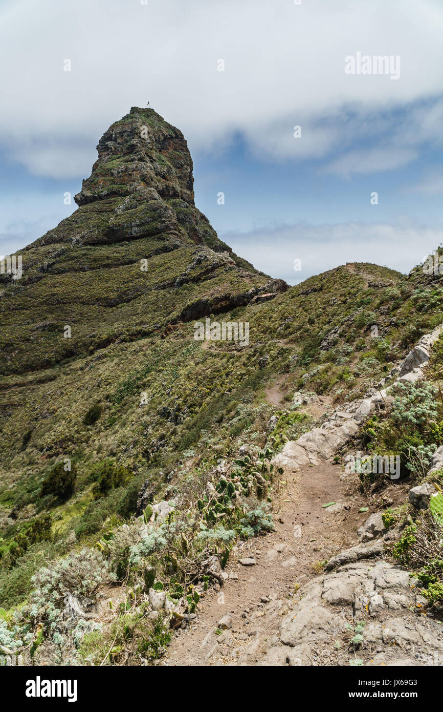 Wanderung in den Anaga Bergen in der Nähe von Taborno auf Teneriffa mit weitem Blick über das Meer und die Berge. Stockfoto