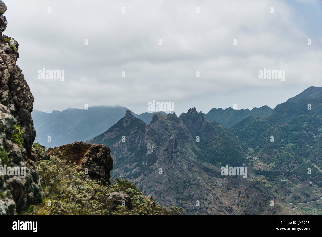 Wanderung in den Anaga Bergen in der Nähe von Taborno auf Teneriffa mit weitem Blick über das Meer und die Berge. Stockfoto