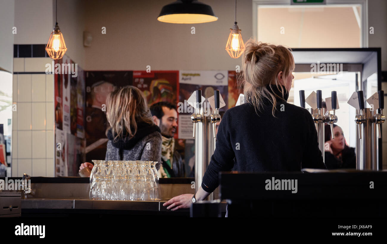 Bar Maid in Brouwerij't IJ Brauerei in Amsterdam (Niederlande). März 2015. Querformat. Stockfoto