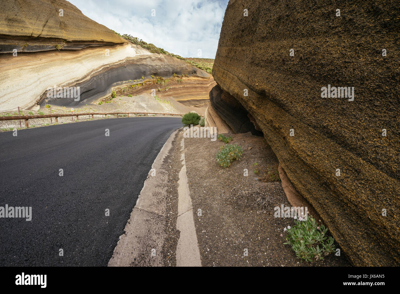 Nationalpark Teide auf Teneriffa mit weitem Blick, großartige Vulcano Landschaften wie auf dem Mond und beeindruckenden Felsformationen Stockfoto