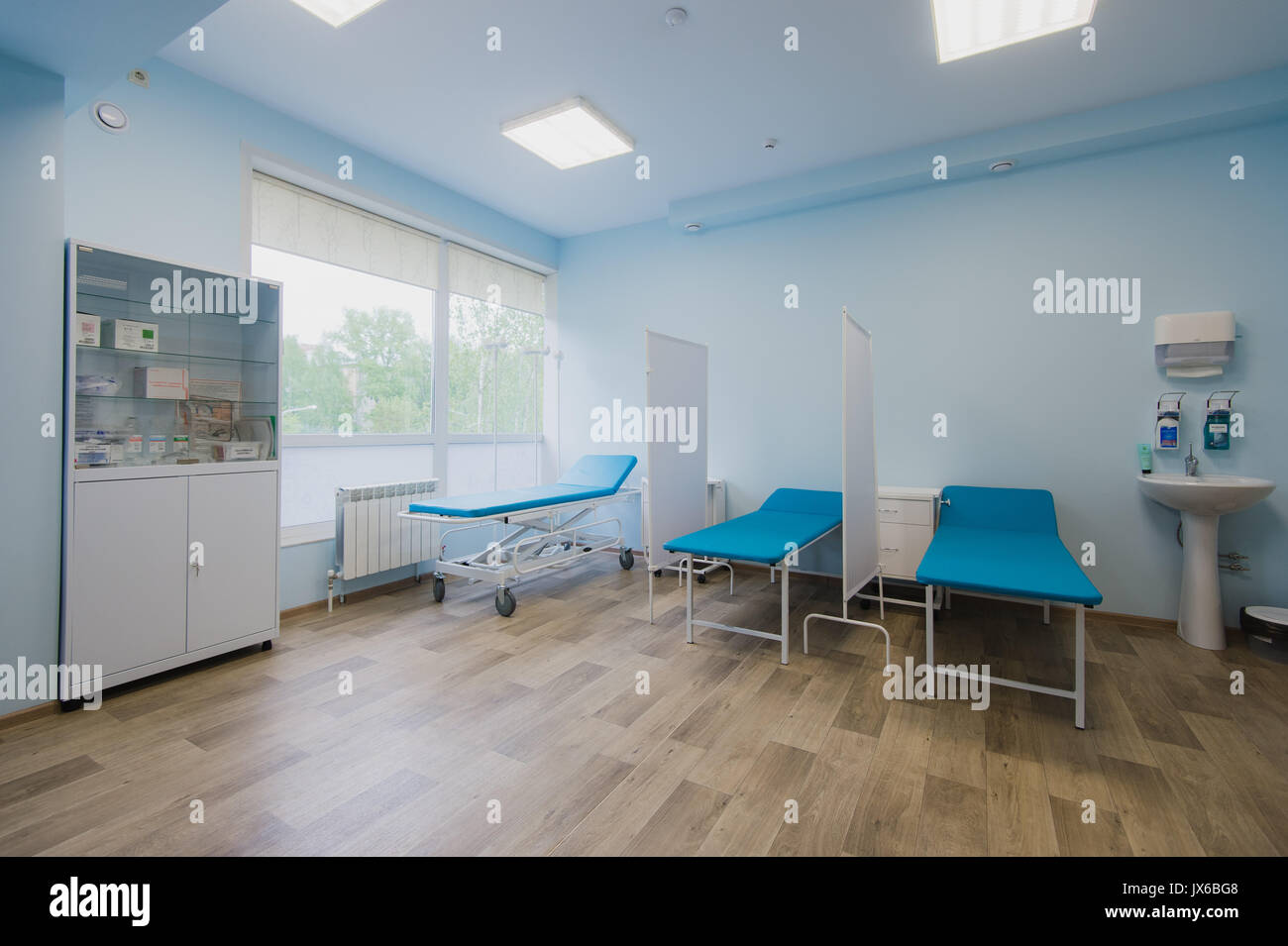 Krankenzimmer Mit Betten Und Komfortabel Ausgestattet In Einem Modernen Krankenhaus Medizinische Stockfotografie Alamy