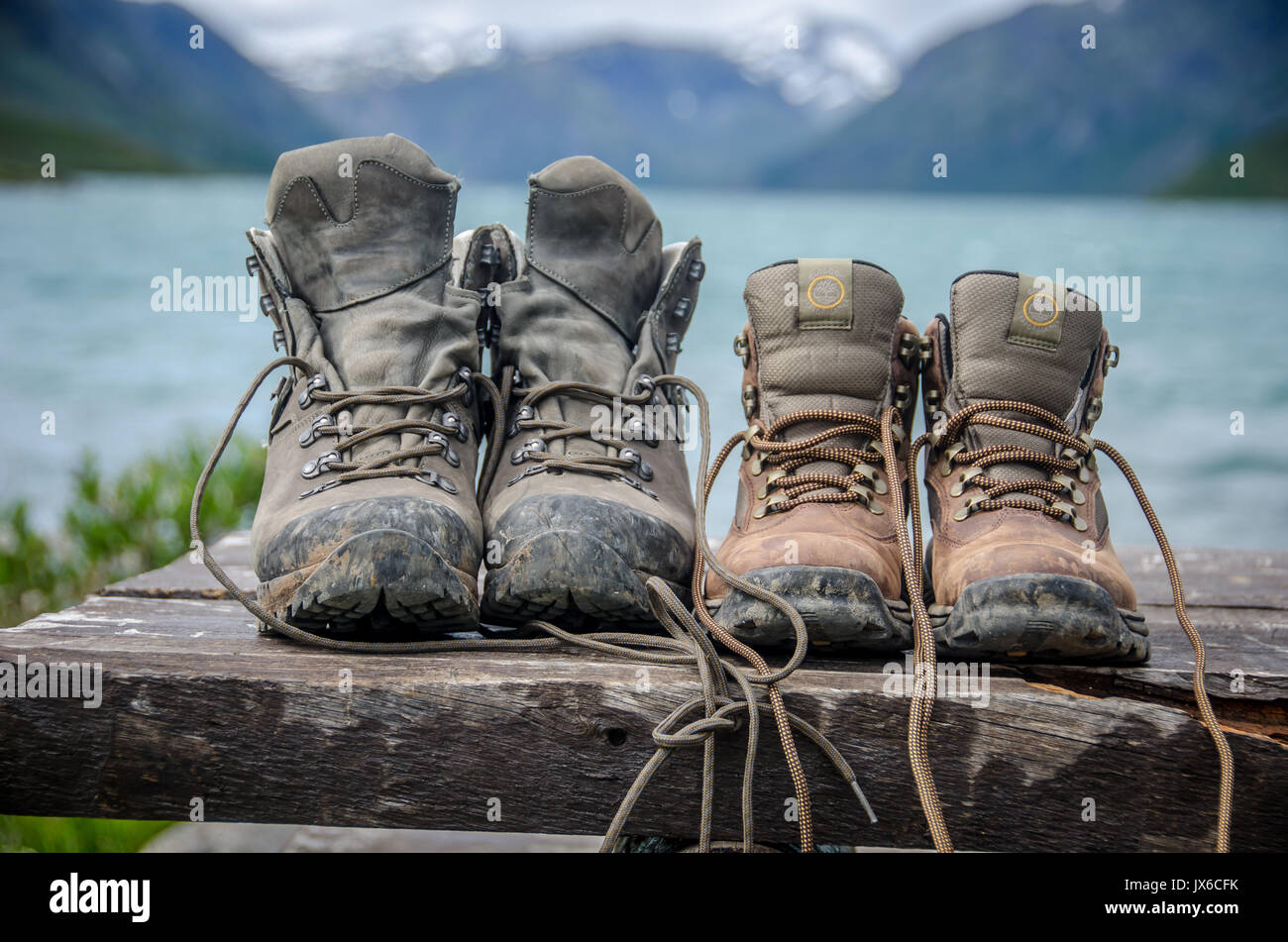 Wandern Schuhe schmutzig nach einem Spaziergang. Mann und Frau Schuhe Stockfoto