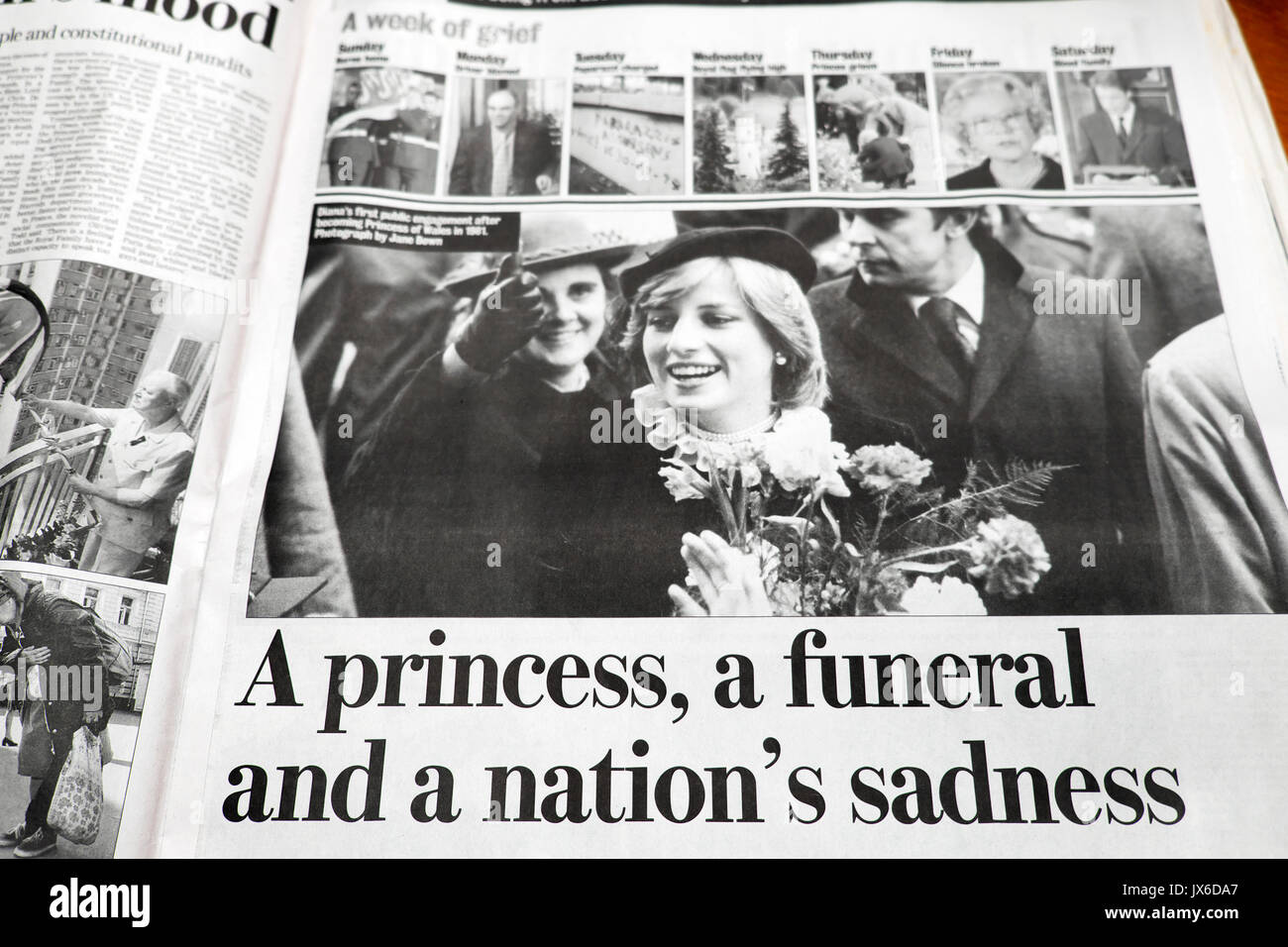 "Eine Prinzessin, eine Beerdigung und einer Nation Traurigkeit' Zeitung Schlagzeile in der Beobachter auf dem Tod von Diana Prinzessin von Wales, London, England, Großbritannien Stockfoto