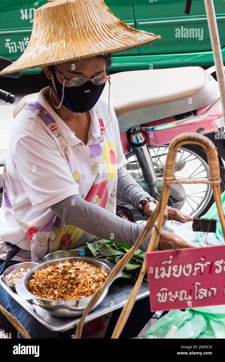 Frau Straßenhändler, Miang kam ein traditioneller Thai Snack auf Yaowarat Road, CHinatown, Bangkok Stockfoto