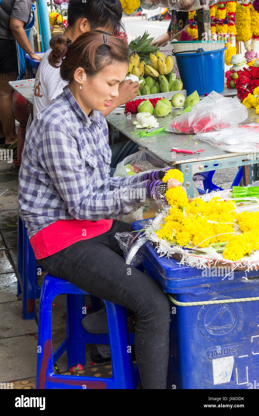 Frau, die blumengirlanden außerhalb der Sri Maha Mariamman Hindu Tempel, Silom Road, Bangkok, Thailand Stockfoto