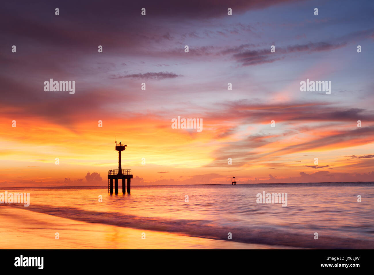 Twilight nach Sonnenuntergang am Strand mit Leuchtturm in Ban Nam Khem Takuapa Phang Nga, Süden von Thailand Stockfoto