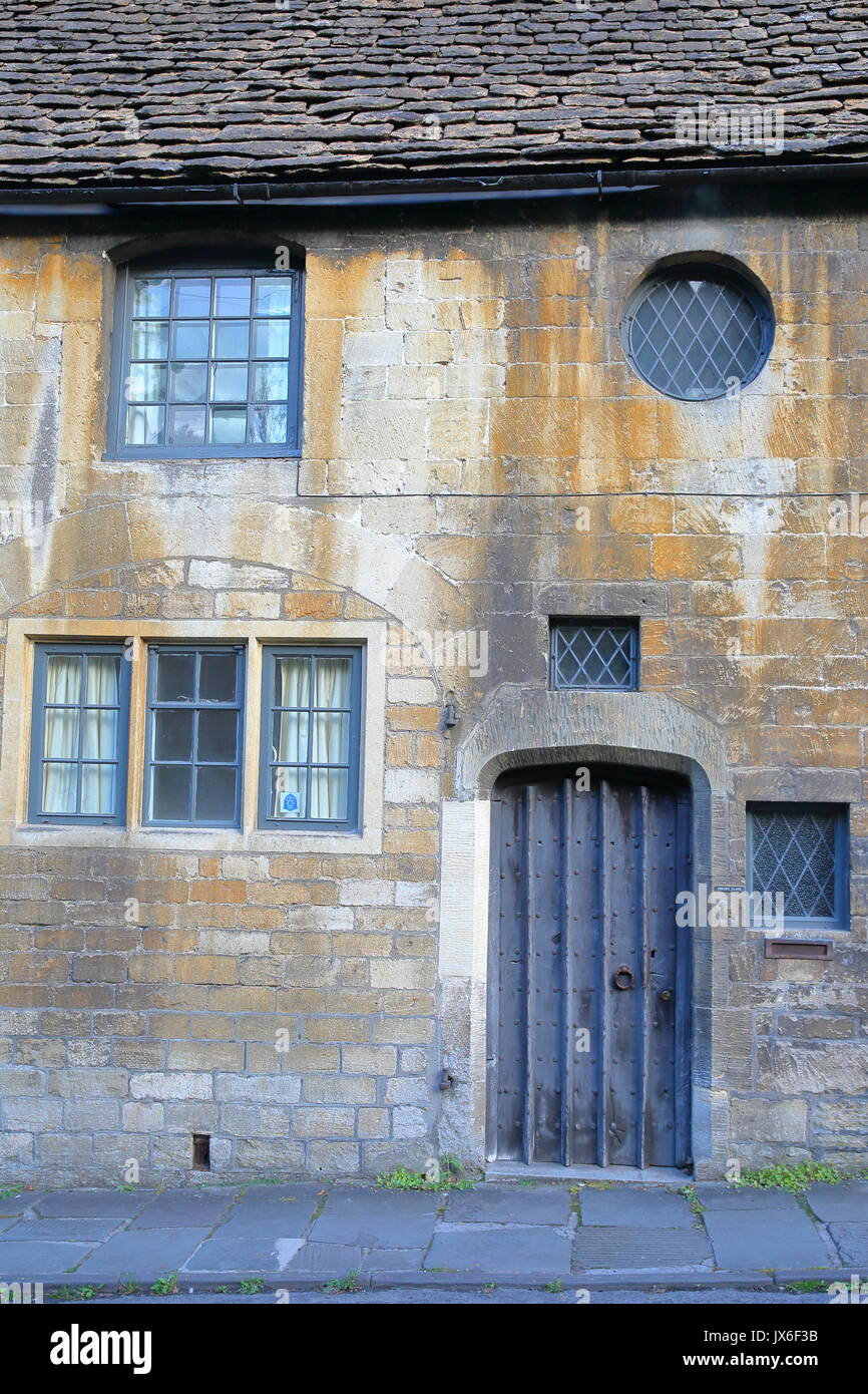 Bradford on Avon, Großbritannien - 12 August, 2017: Die aussenfassade eines traditionellen Hauses mit einer Mauer und ein Stein Dach in Tory Nachbarschaft Stockfoto