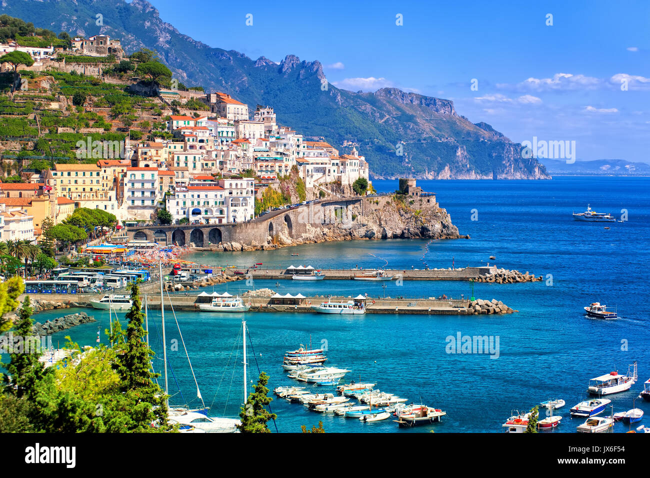 Amalfi entfernt auf einer felsigen Küste des Golfs von Salern, Kampanien, Italien Stockfoto