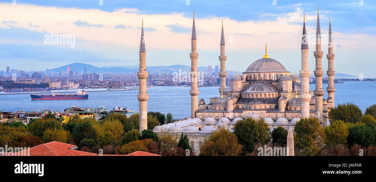 Panoramablick auf die Blaue Moschee, den Bosporus und Skyline Sonnenuntergang Kadiköy, Istanbul, Türkei Stockfoto