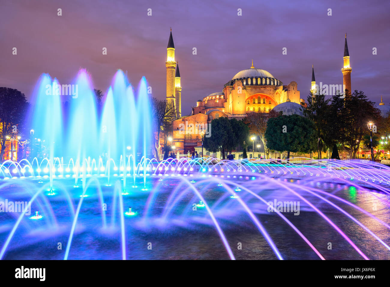 Schöne Hagia Sophia in Istanbul Altstadt mit blau beleuchteten Brunnen, Sultanahmet, Türkei Stockfoto