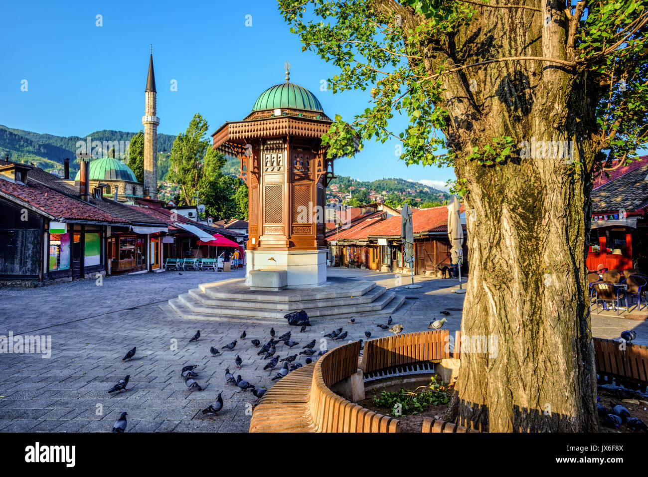 Baščaršija-Platz mit Sebilj hölzerne Brunnen im alten Stadt Sarajevo, Kapital Stadt von Bosnien und Herzegowina Stockfoto