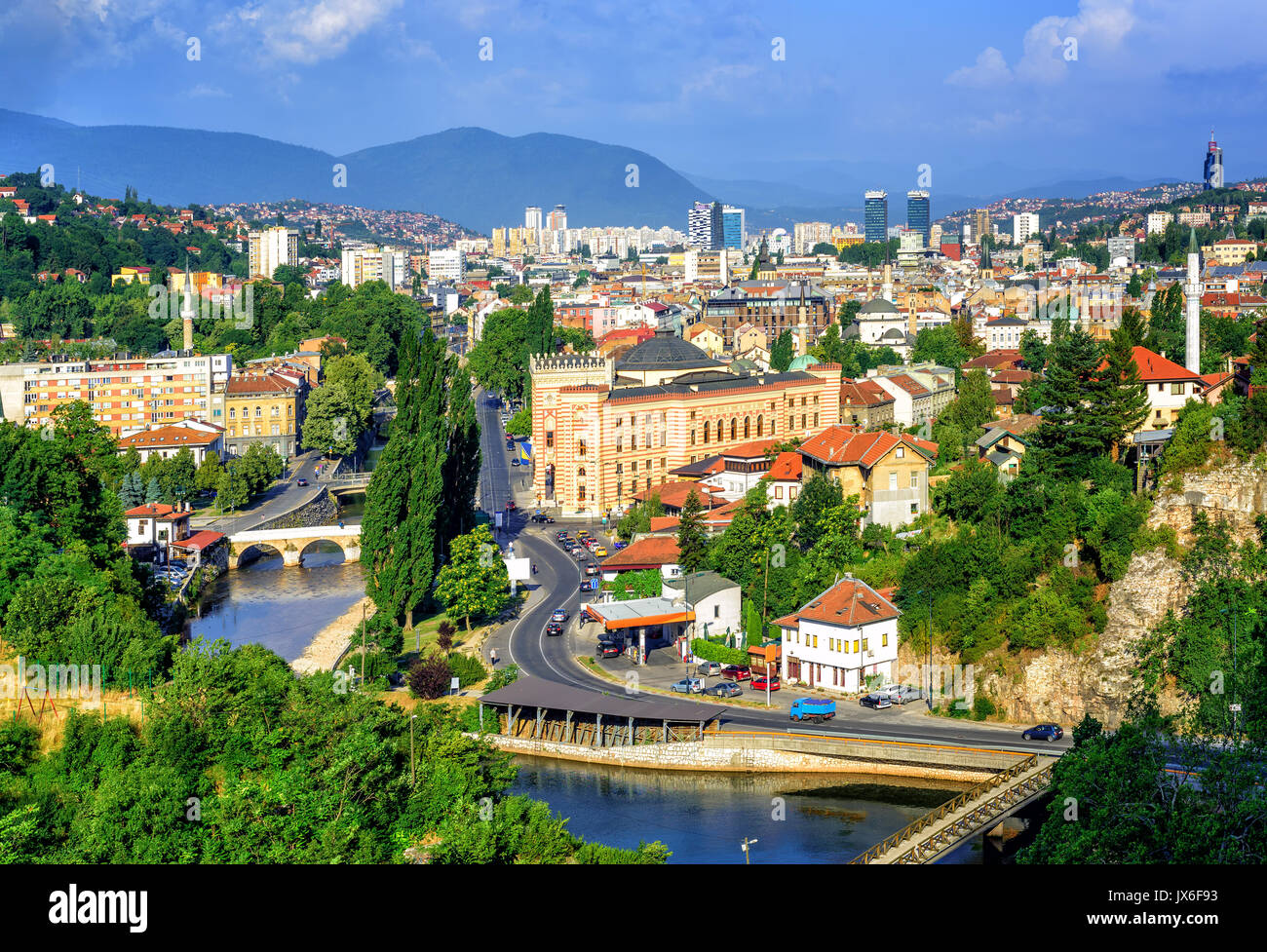 Luftaufnahme von Sarajevo, Hauptstadt von Bosnien und Herzegowina, die mit lateinischen Brücke, Fluss Miljacka, Nationalbibliothek und der modernen Stadt Stockfoto