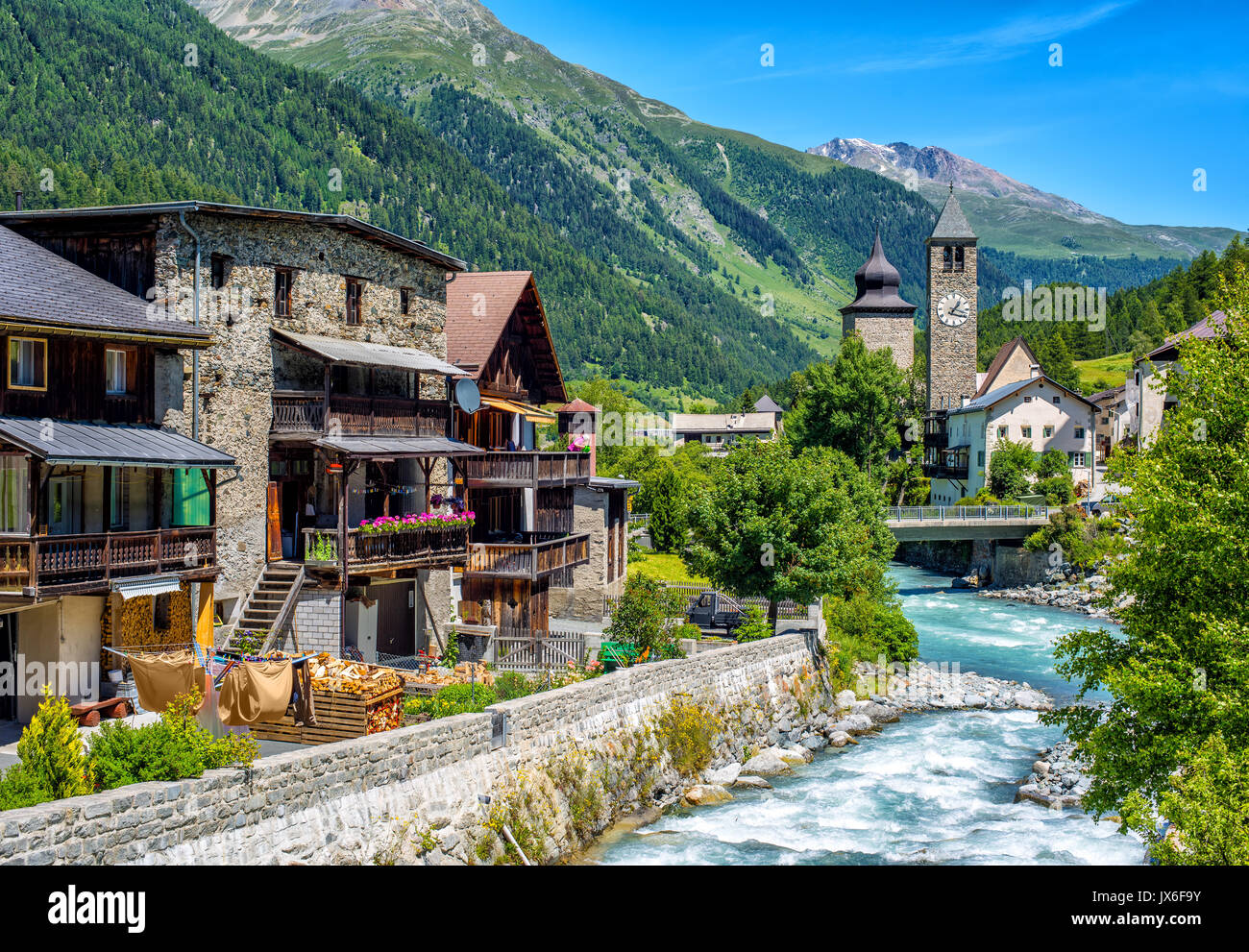 Susch Dorf am Inn River in den Schweizer Alpen im Kanton Graubünden, Schweiz Stockfoto