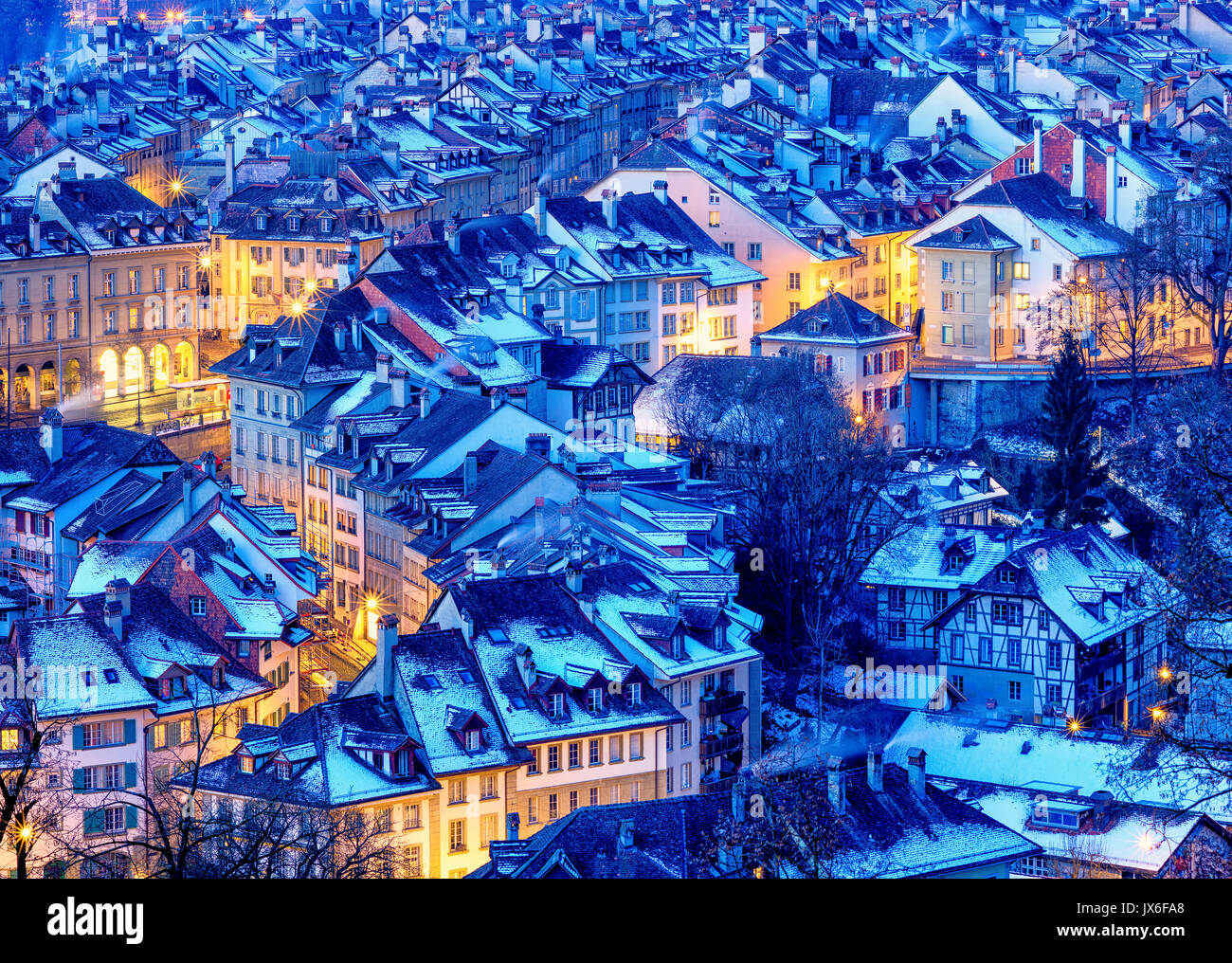 Altstadt von Bern, Hauptstadt der Schweiz, mit weißen Schnee am Abend blaue Stunde abgedeckt Stockfoto