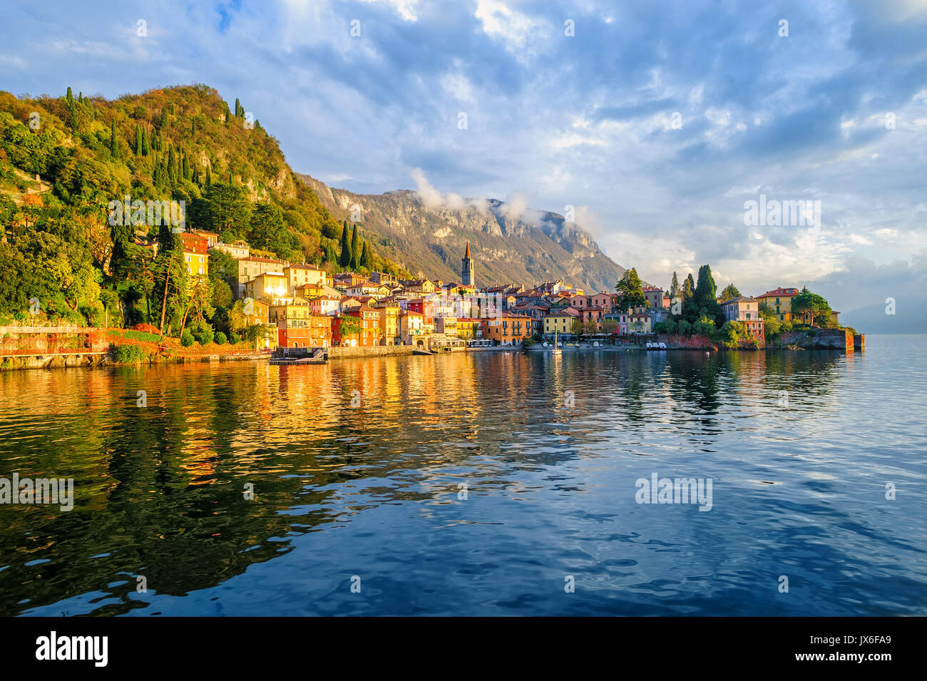 Resort Stadt Varenna am Comer See in den italienischen Alpen an der Schweizer Grenze, Lombardei, Italien Stockfoto
