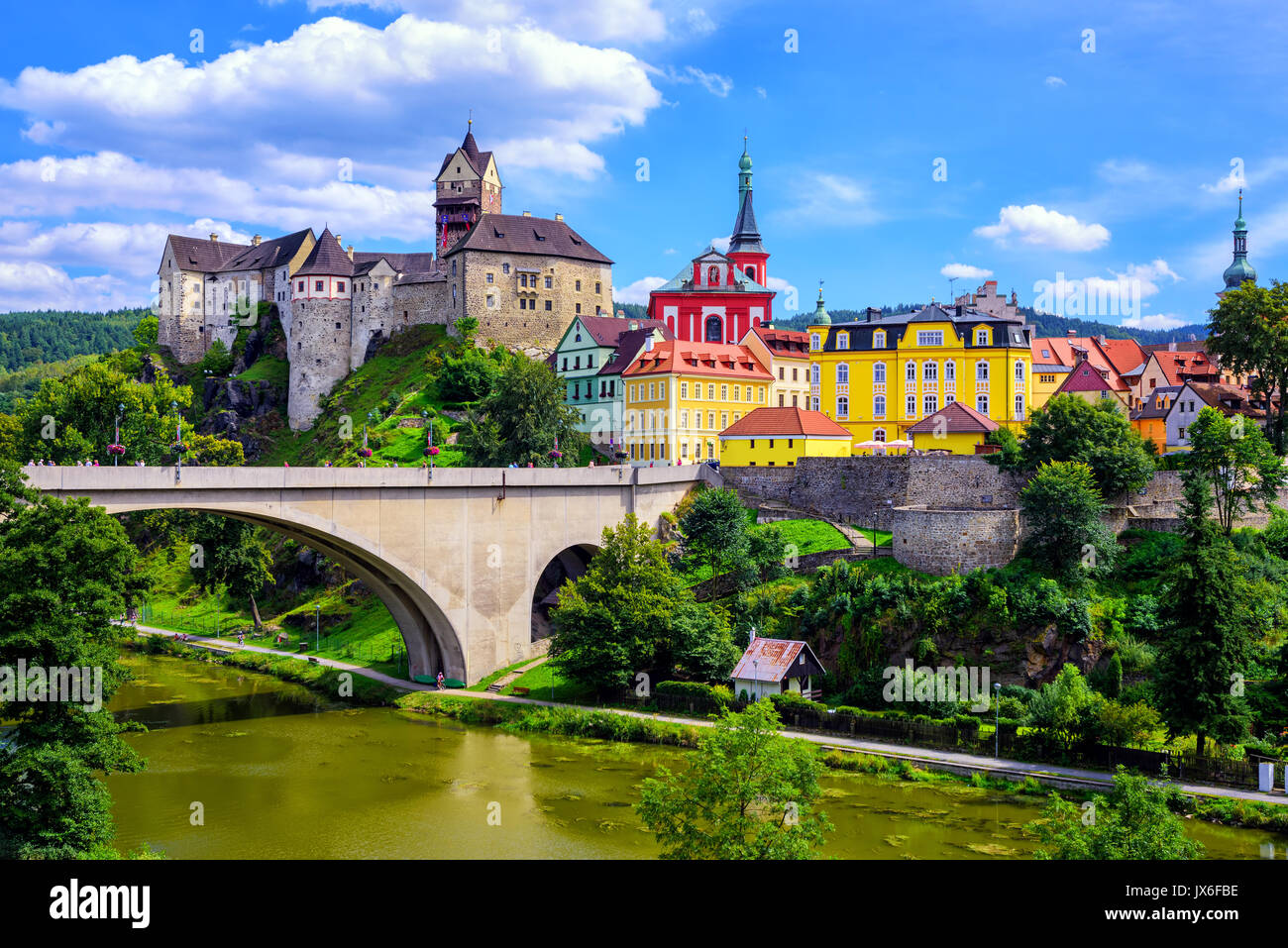 Bunte Stadt und Burg Loket über Eger in der Nähe von Karlovy Vary, Tschechische Republik Stockfoto