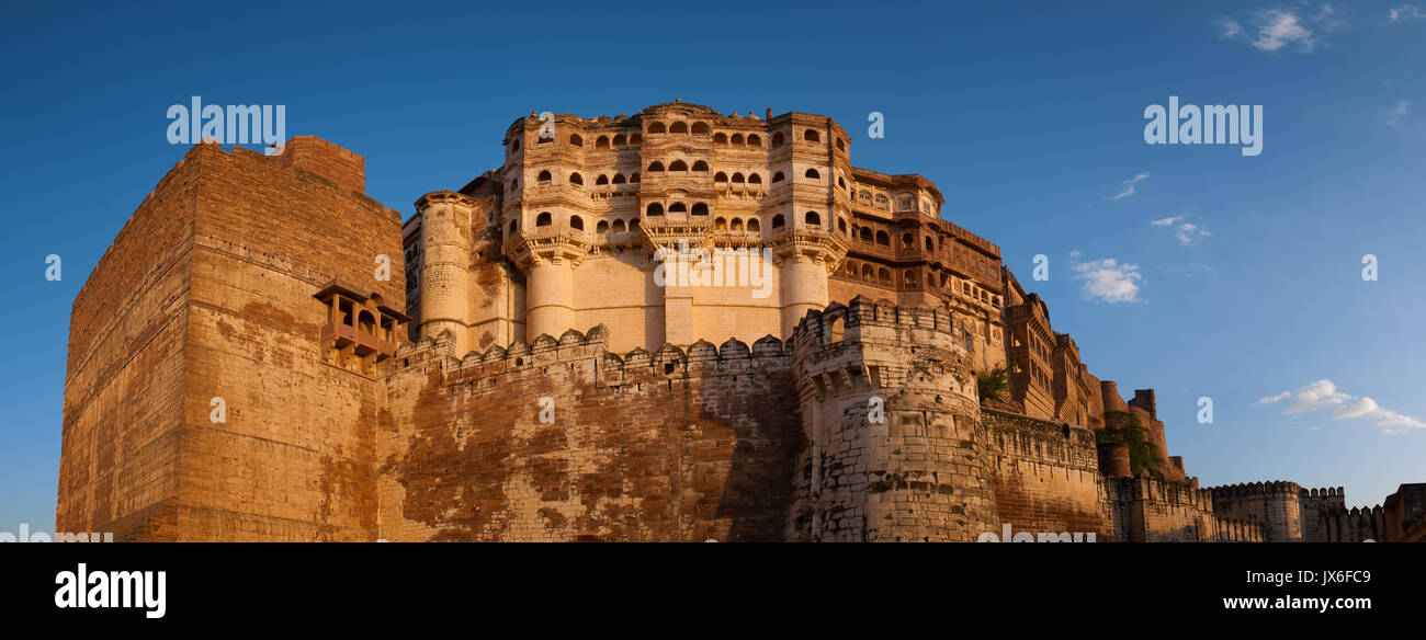 Panoramablick auf das Mehrangarh Fort in Jodhpur, Rajasthan, eine der größten Festungen in Indien Stockfoto