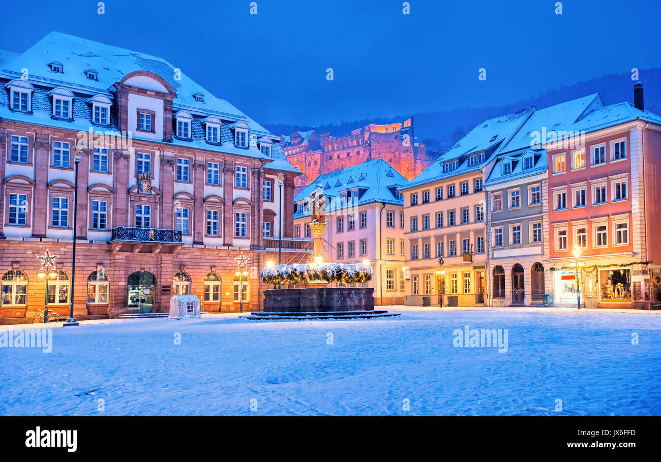 Deutschen mittelalterlichen Altstadt Heidelberg weiß mit Schnee im Winter, Deutschland Stockfoto