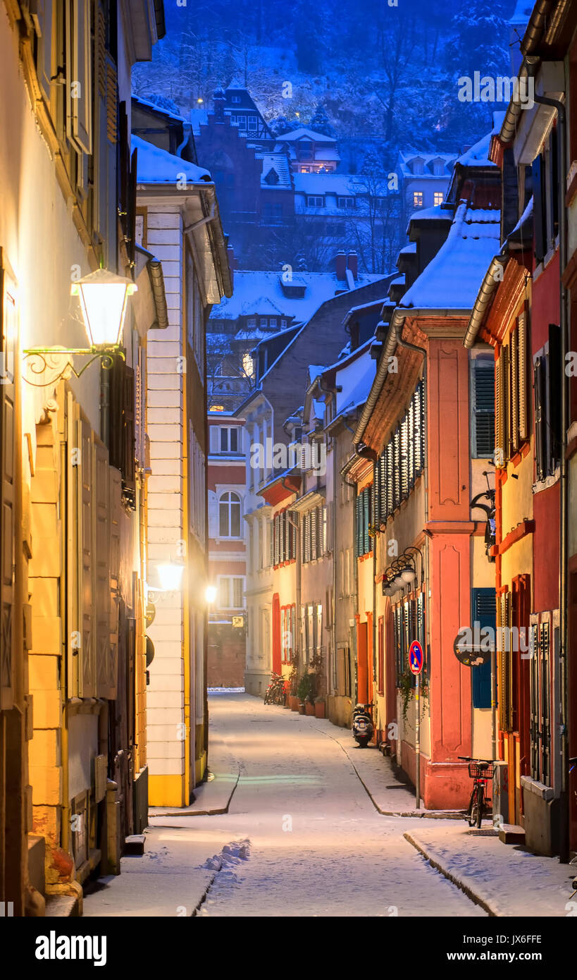 Gasse in der mittelalterlichen Altstadt von Heidelberg, Deutschland, im Winter am Abend Stockfoto