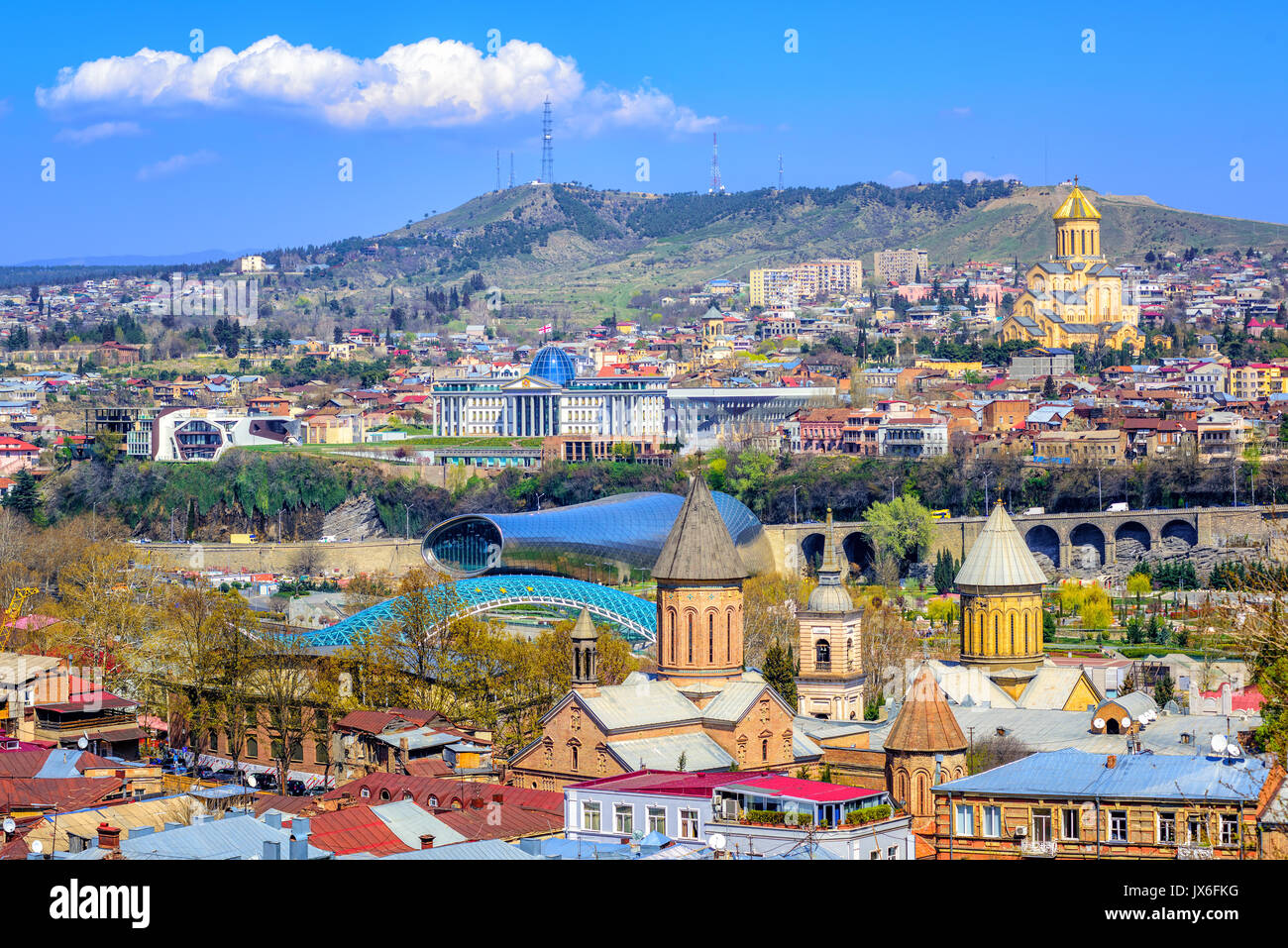 Tiflis, Blick über die Altstadt zum Präsidenten Palast und Trinity Cathedral Stockfoto