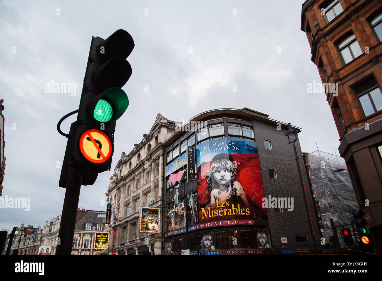 Les Miserables Anzeige auf der Queens Theatre, Shaftesbury Avenue, London UK mit Ampel bei Grün im Querformat. Stockfoto