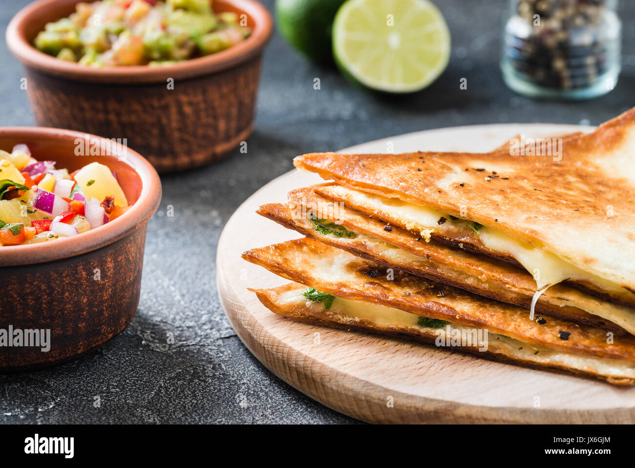 Gegrillte Quesadillas Tortillas Mit Kase Auf Holzbrett Und Zwei Wurzige Dips Ananas Salsa Und Guacamole Der Dunkle Hintergrund Mexikanische Kuche Anhand Von Quantitativen Simulatio Stockfotografie Alamy