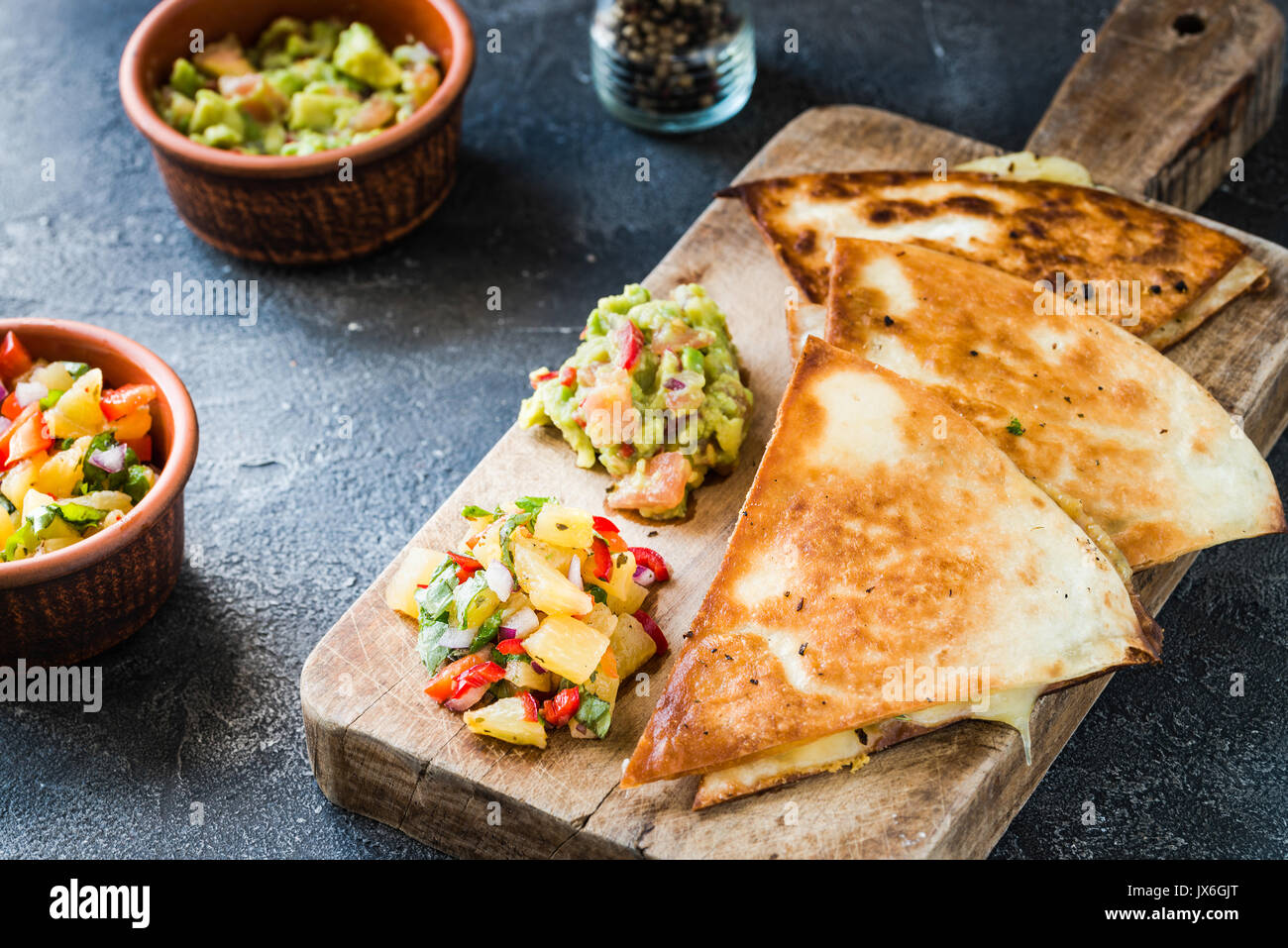 Gegrillte Quesadillas Tortillas Mit Kase Auf Holzbrett Und Zwei Wurzige Dips Ananas Salsa Und Guacamole Der Dunkle Hintergrund Mexikanische Kuche Anhand Von Quantitativen Simulatio Stockfotografie Alamy