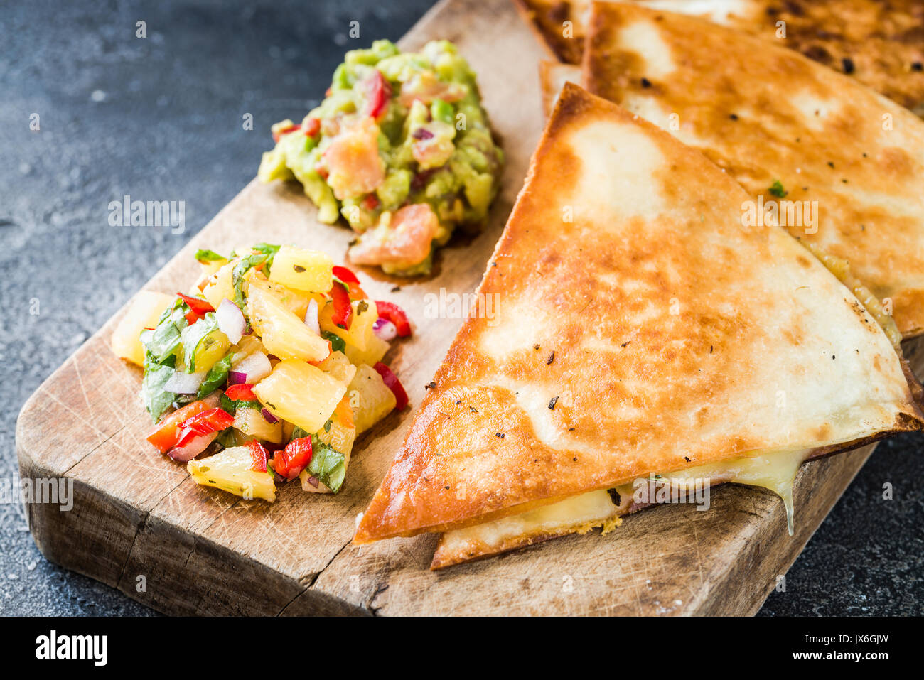 Gegrillte Quesadillas Tortillas Mit Kase Auf Holzbrett Und Zwei Wurzige Dips Ananas Salsa Und Guacamole Der Dunkle Hintergrund Mexikanische Kuche Anhand Von Quantitativen Simulatio Stockfotografie Alamy