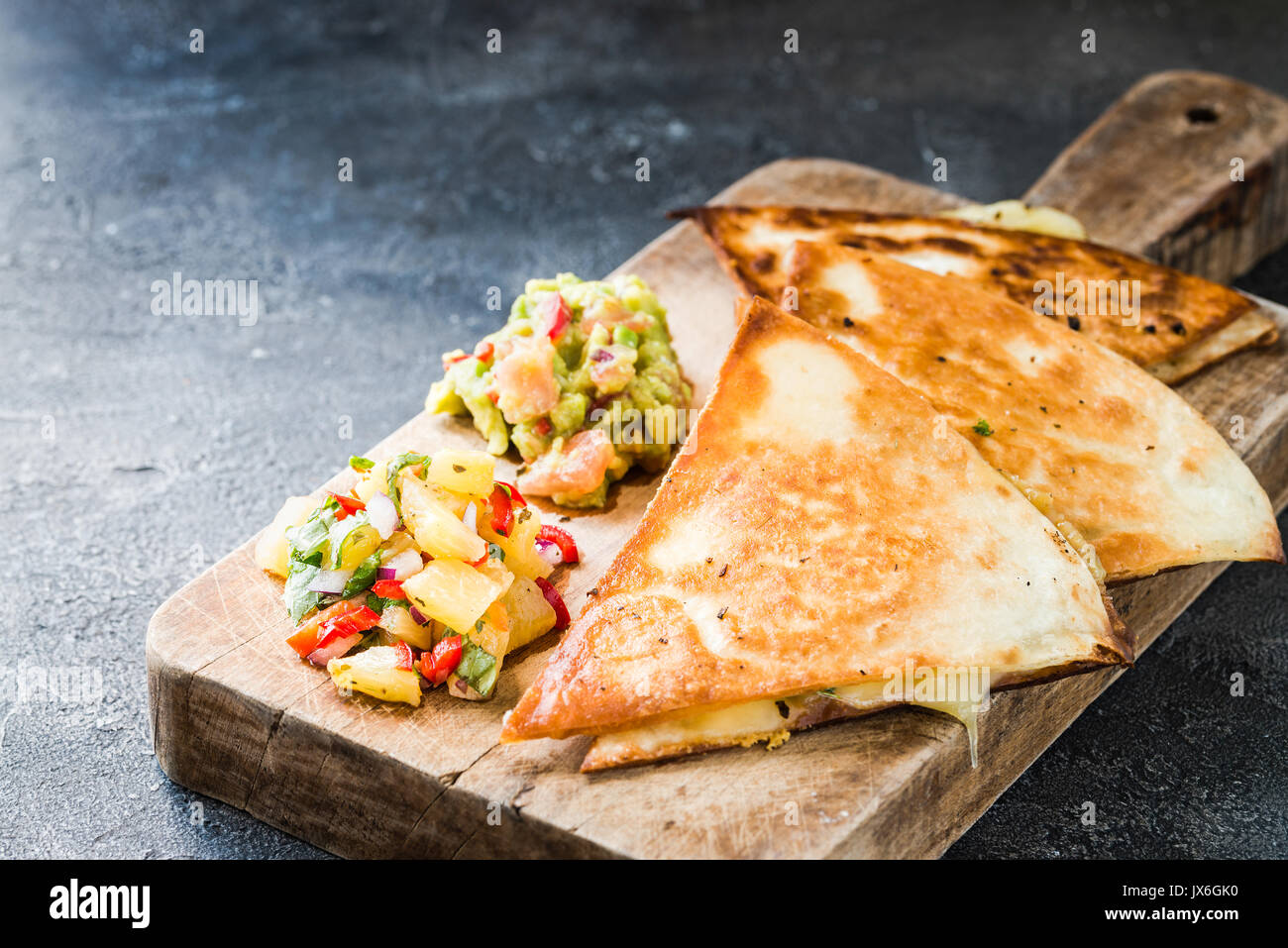 Gegrillte Quesadillas Tortillas Mit Kase Auf Holzbrett Und Zwei Wurzige Dips Ananas Salsa Und Guacamole Der Dunkle Hintergrund Mexikanische Kuche Anhand Von Quantitativen Simulatio Stockfotografie Alamy