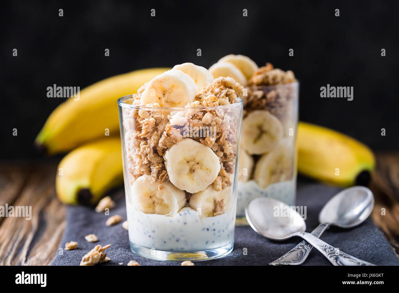 Chia pudding Parfait, mehrschichtige Joghurt mit Banane, Müsli. Gesundes Frühstück Konzept Stockfoto