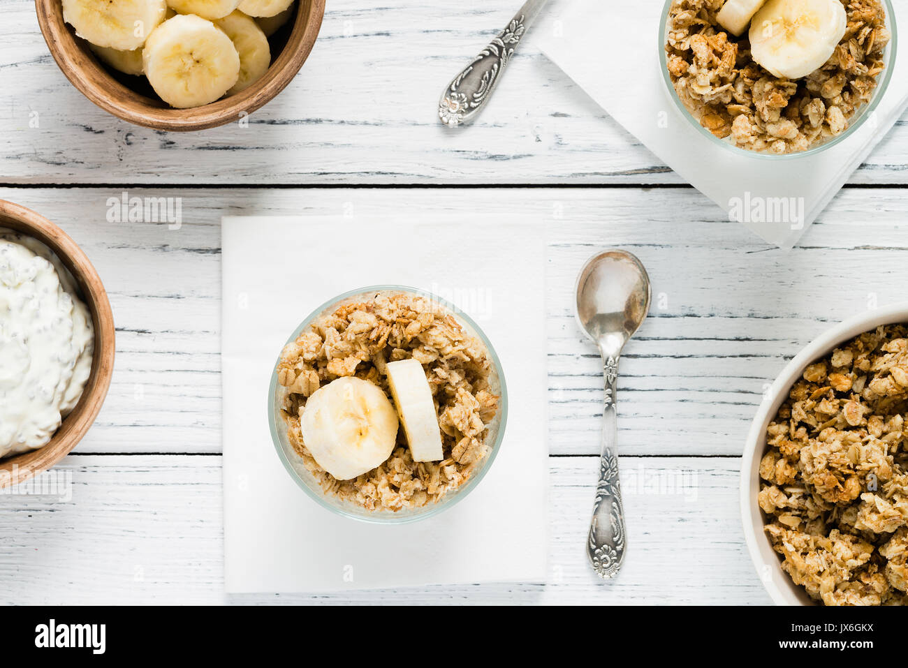 Chia pudding Parfait mit Joghurt, Bananen, Müsli. Gesundes Frühstück Konzept. Ansicht von oben Stockfoto