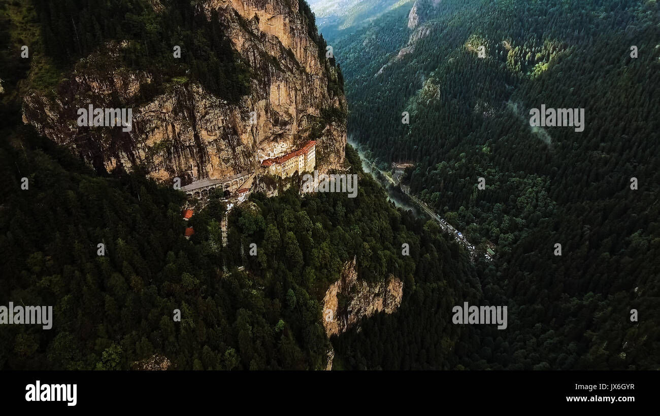 Luftbild Foto von Sumela byzantinischen Griechisch-orthodoxe Kloster Wald und Berge in Trabzon in der Türkei Stockfoto