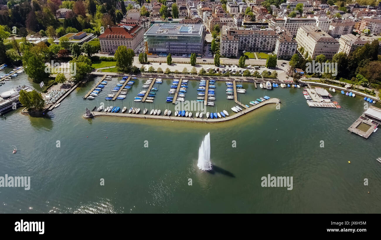 Brunnen und luxuriöse Yachthafen Boote in Zürich Schweiz Lakeside Luftbild Foto Stockfoto