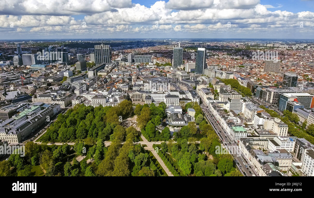 Luftaufnahme Finanzviertel von Brüssel Stadtbild in Belgien Meisterstück, Gebäuden und Wolkenkratzern mit Brüssel Park Stockfoto