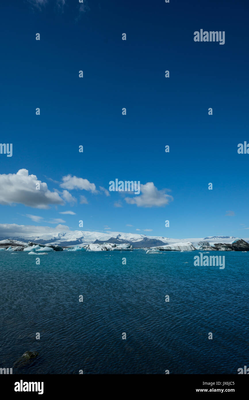 Island - tief blauen Himmel bei Gletschersee durch Eisberge abgedeckt Stockfoto