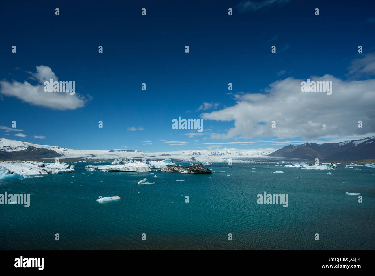 Island - klaren türkisblauen Wasser des Gletschersees von oben, Antenne Stockfoto