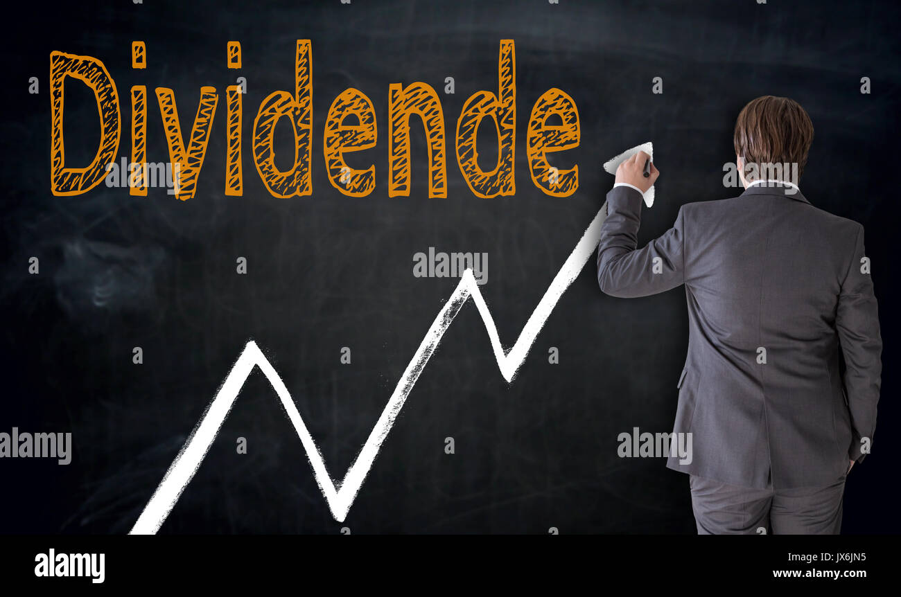 Geschäftsmann schreibt Dividende Dividende (in deutscher Sprache) auf Tafel Konzept. Stockfoto