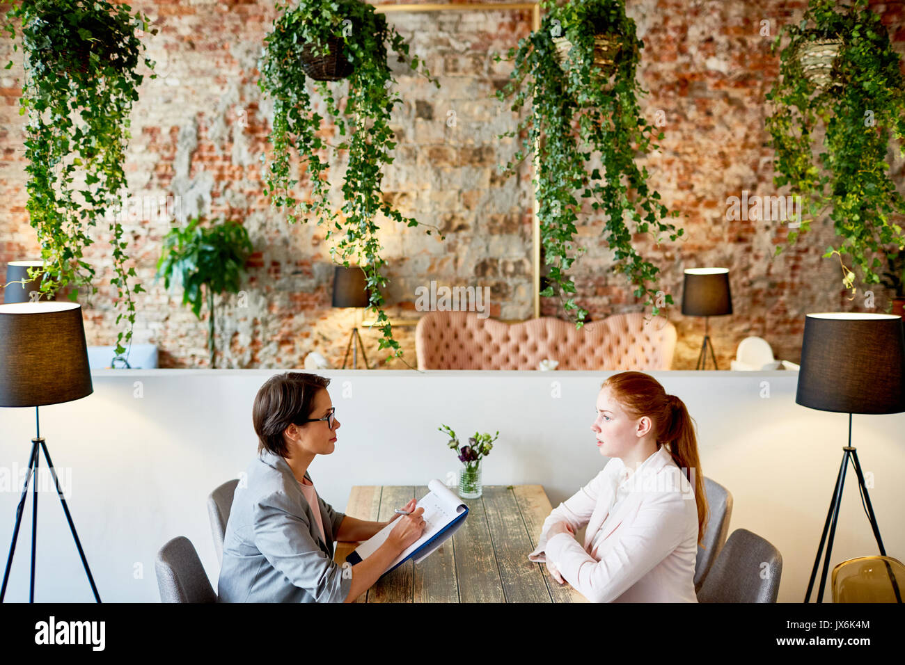 Die Durchführung von Interviews an modischen Restaurant Stockfoto