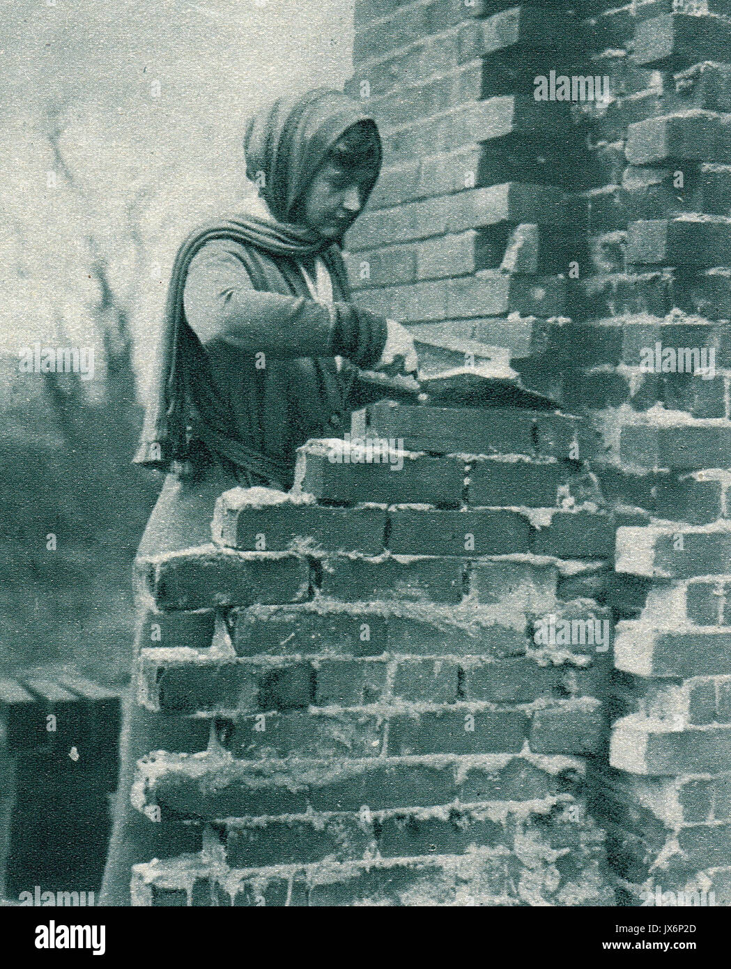 Frau Maurer bei der Arbeit, England, WW1 Stockfoto