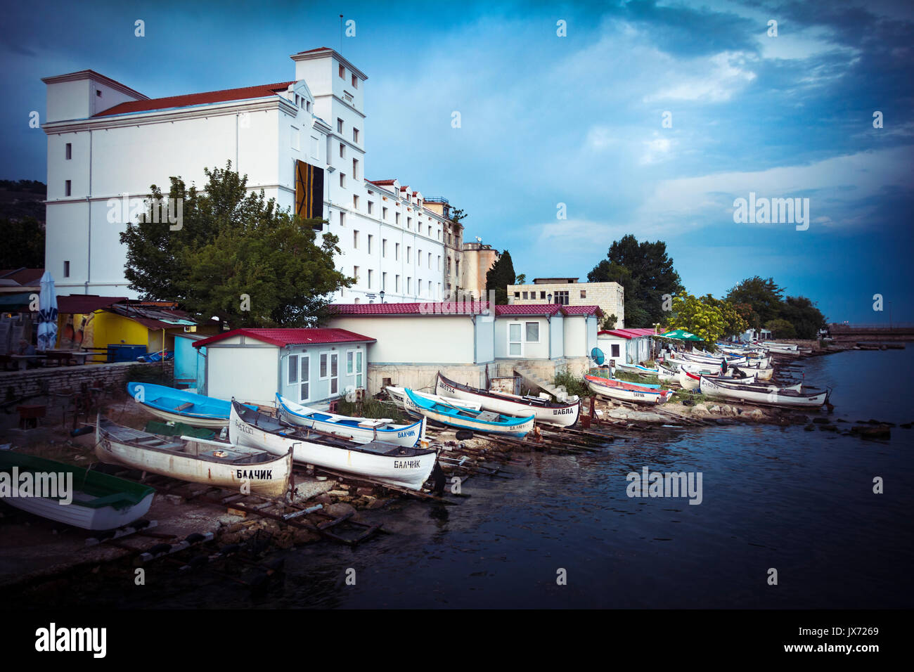 Waterfront in der Dämmerung in Balchik im Norden von Bulgarien Stockfoto