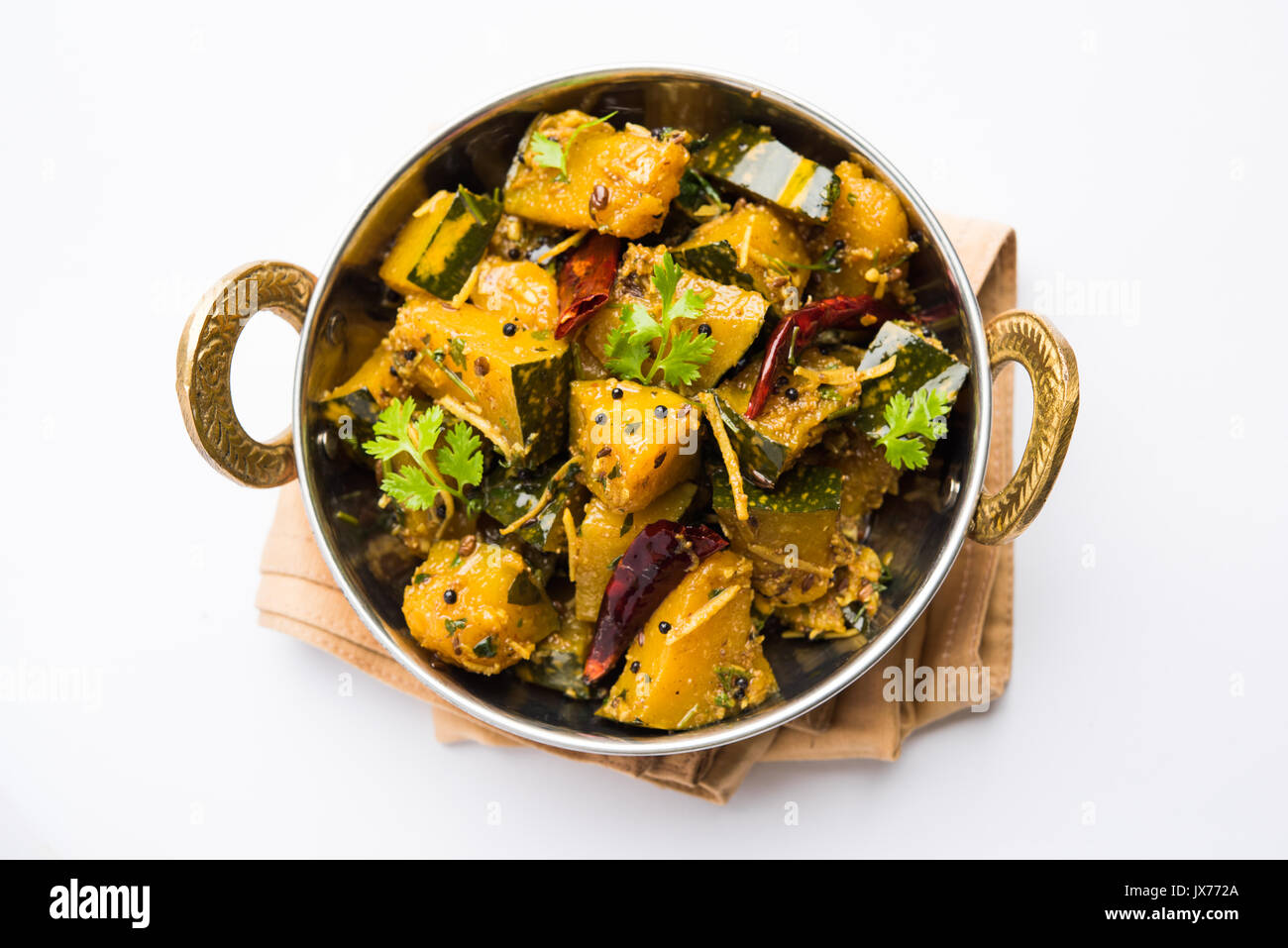 Beliebte indische Hauptgericht Gemüse Kürbis trocken Curry oder kaddooor kaddu Ki sabzi in Hindi, Lal bhopla chi Bhaji in Marathi, selektiven Fokus Stockfoto