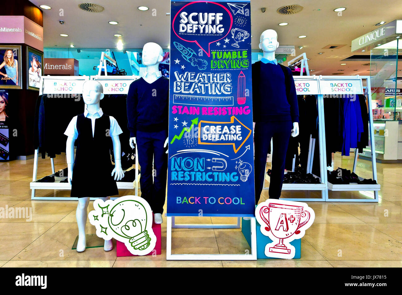 Zurück zur Schule einkaufen. Banner-Schild, Studentendummys, Kleiderständer in einem Kaufhaus in Dublin, Irland, Europa, EU. Stockfoto