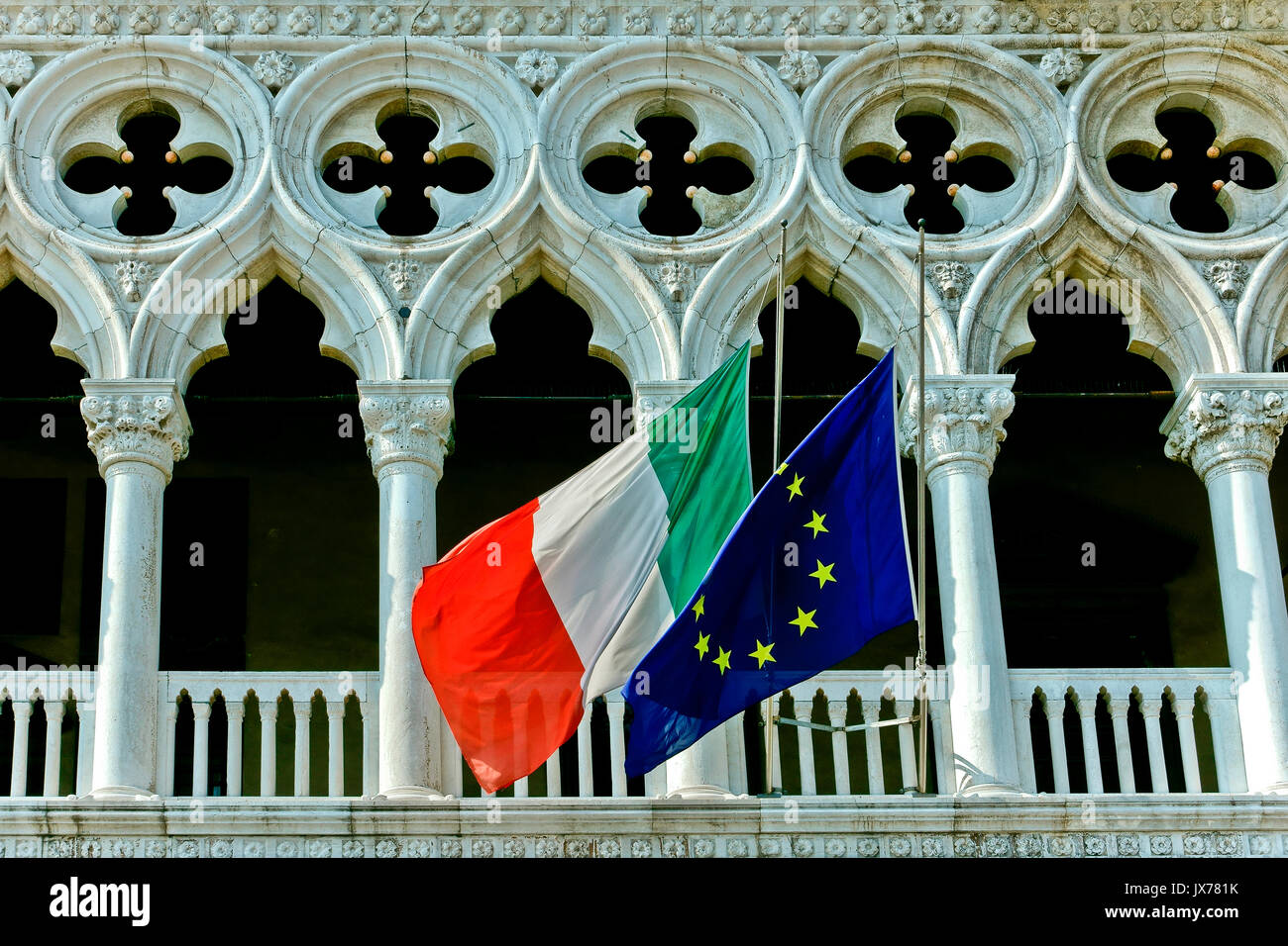 Italienische und europäische Flaggen im Dogenpalast, venezianischer Gotik. Markusplatz. UNESCO. Palazzo Ducale, Piazza San Marco. Venedig, Italien Europa Stockfoto