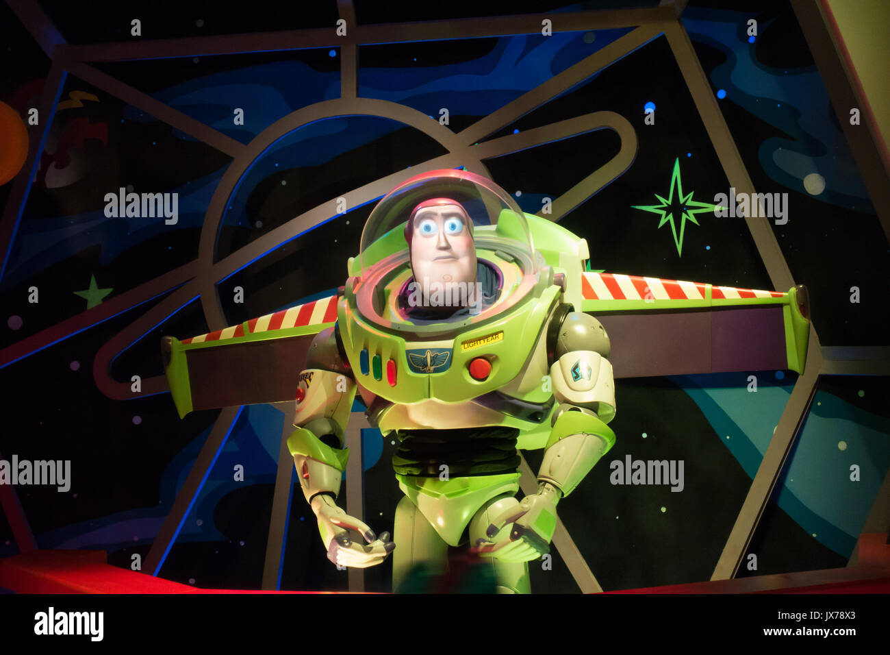 Buzz Lightyear anamatronic in die Warteschlange der Buzz Lichtjahre Space Ranger spin Fahrt in Magic kingdom Stockfoto