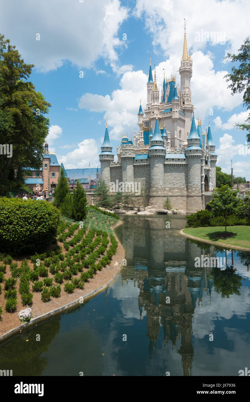 Die Seite der cinderellas Schloss in Magic Kingdom, Orlando, Florida. Stockfoto