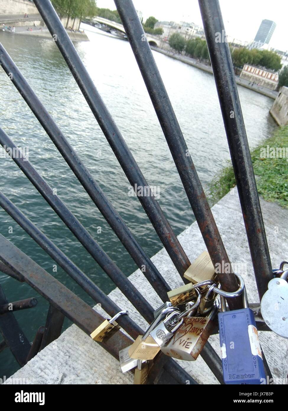 Liebe Sperren auf den Pont des Arts in Paris. Stockfoto