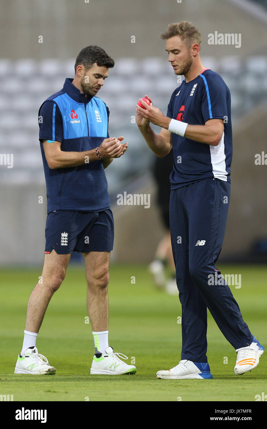 Der Engländer James Anderson und Stuart Breite überprüfen Sie die rosa Kricketkugeln während des Trainings bei Edgbaston, Birmingham. Stockfoto